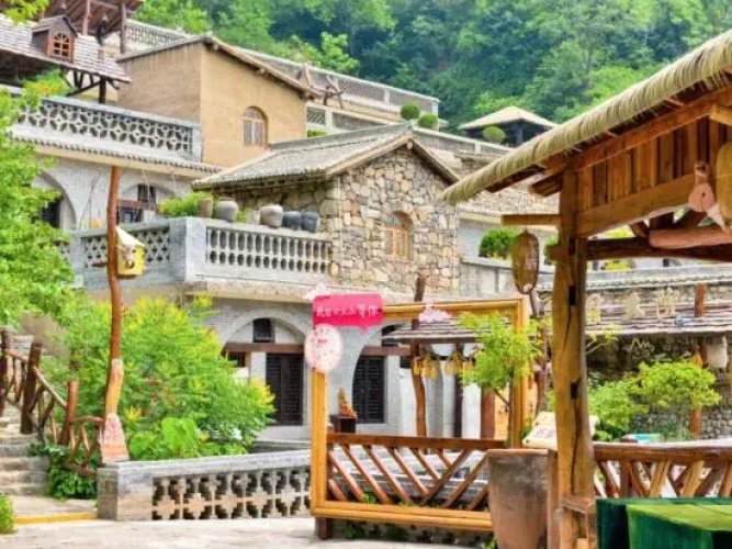 Mount Yunqiu Yaodong Courtyard