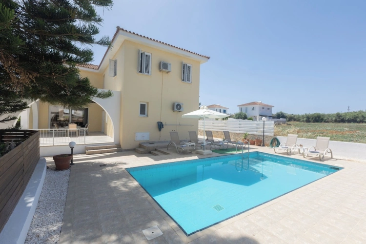 5 Bedrooms Villa with garden view