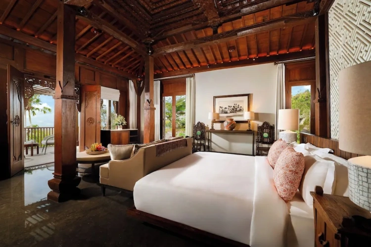 6 Bedrooms Villa