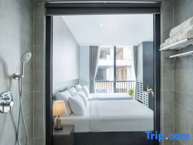 Deluxe Triple room with city view
