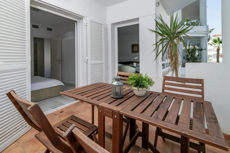 PR45- Beach front apartment Puerto Banus