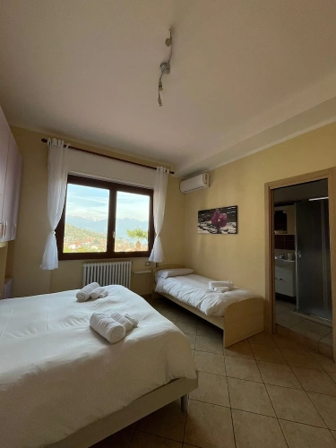 Standard Triple room with lake view