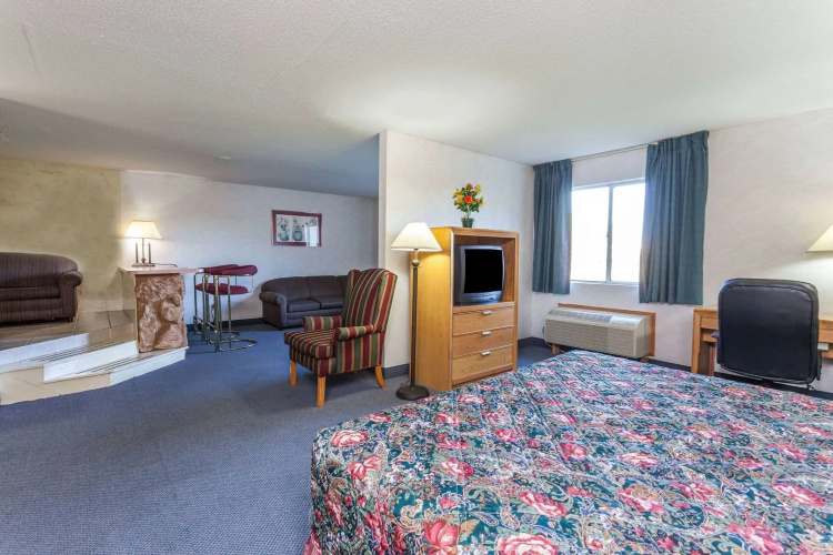 American Inn and Suites Dundee