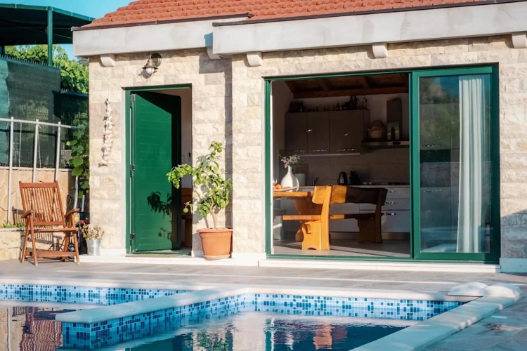 Stunning Silver & Gold apartments with pool