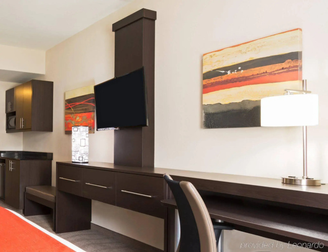 Holiday Inn Express Hotel Naples Downtown - 5th Avenue