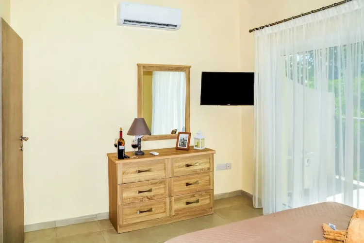 2BR Maisonette Pool - Walk to Beach