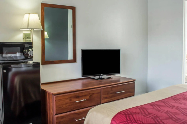 Econo Lodge University