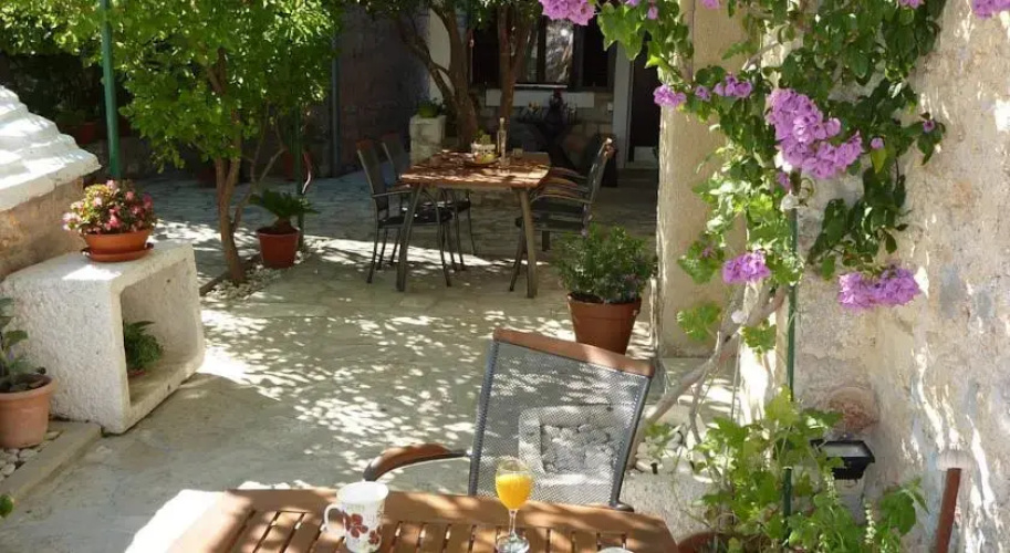 Paradise Stone Apartments