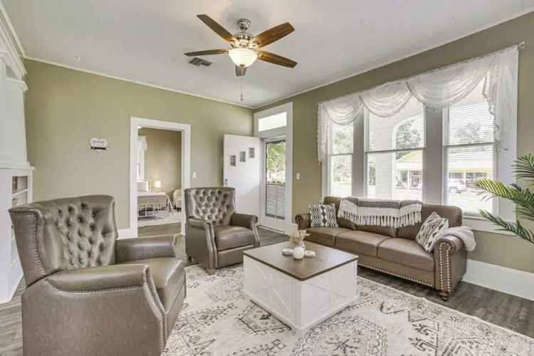 Walk to Restaurants & Shops: Dtwn Franklin Retreat
