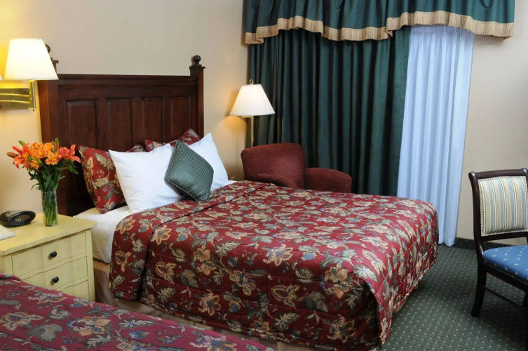 Pike's Waterfront Lodge