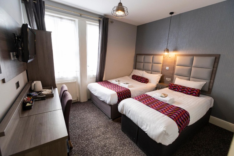 Standard Triple room