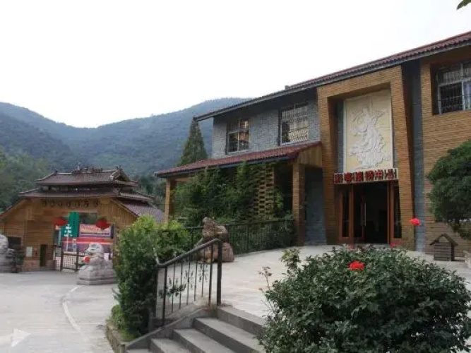 Shangri-La Holiday Manor