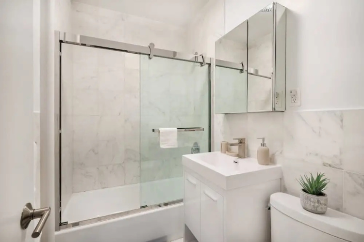 444-4e Contemporary 2BR in Hell s Kitchen
