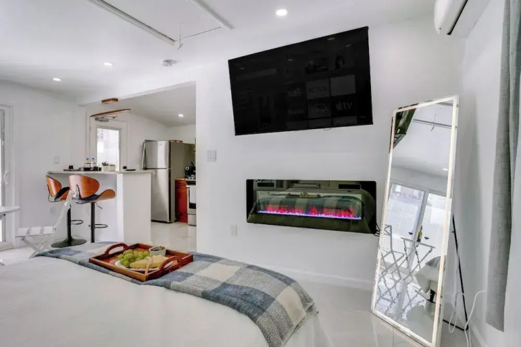 Easy NYC Access: Sleek Hillside Guest House