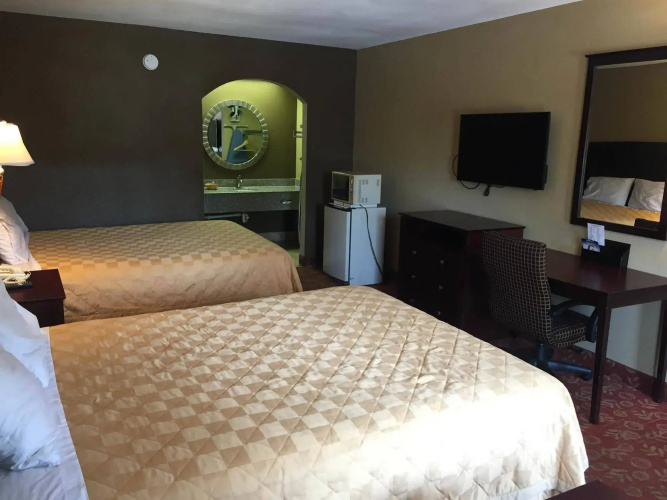 Deluxe Inn and Suites