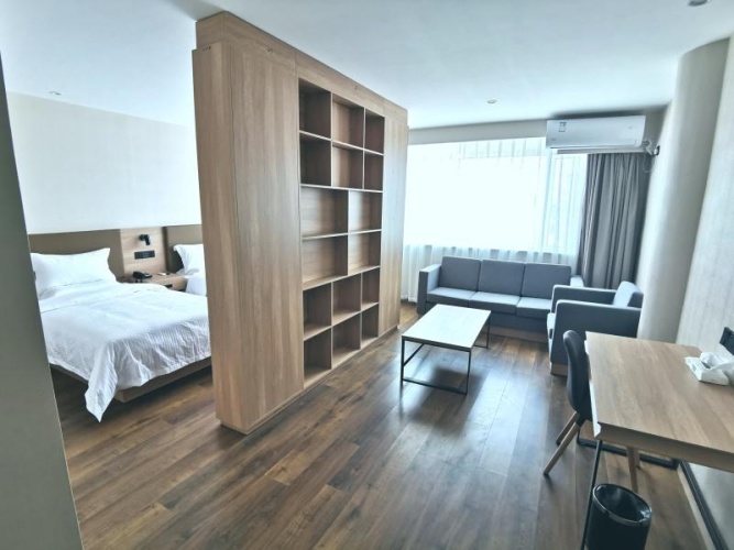 Triple Suite with street view