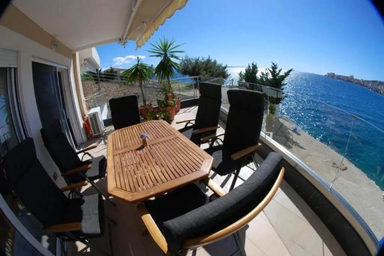 3 Bedrooms Apartment