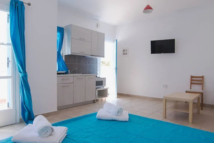 Kamari Sunset Escape With Santorini Views