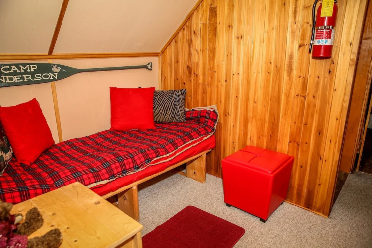 Cinnamon Bear - 2 Br cabin by RedAwning