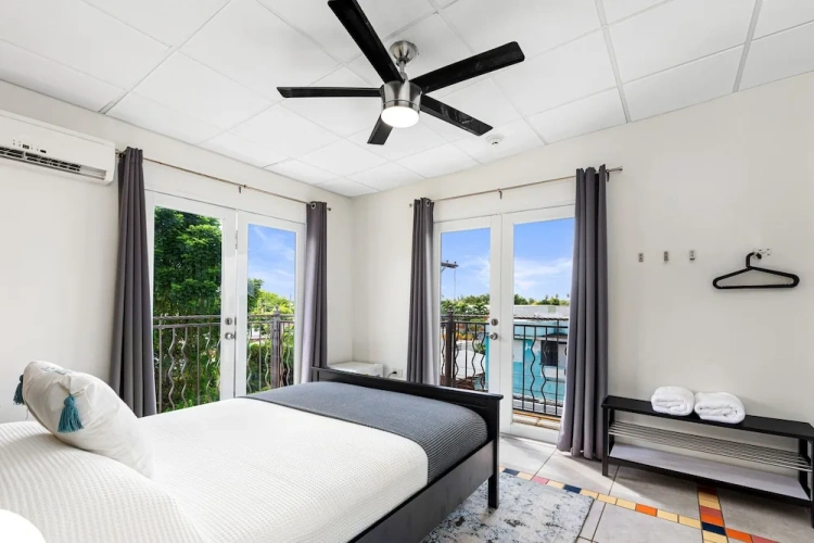 Standard room with balcony and with city view
