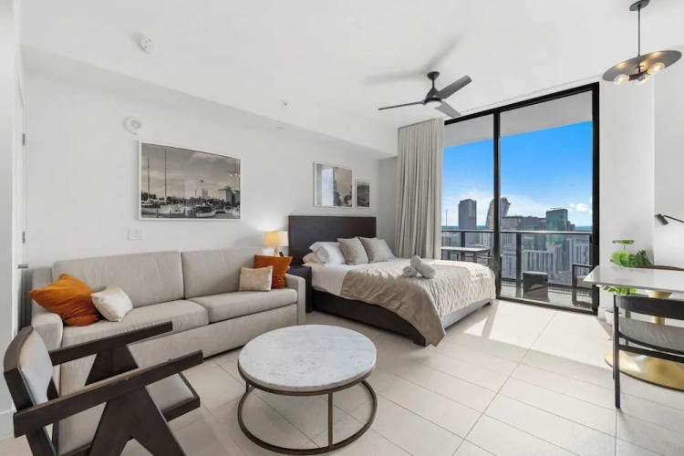 1 Bedroom Luxury Suite with balcony and with city view