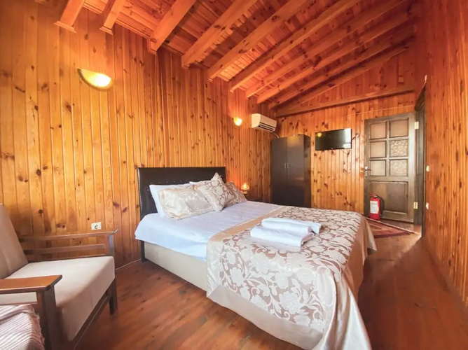 Menzara Hotel & Restaurant