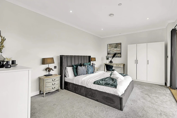 Beautiful Abode In Brentford