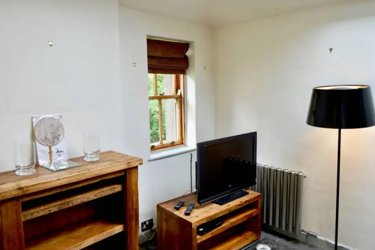 2 Bedroom Edinburgh Flat on Quiet Cobbled Street