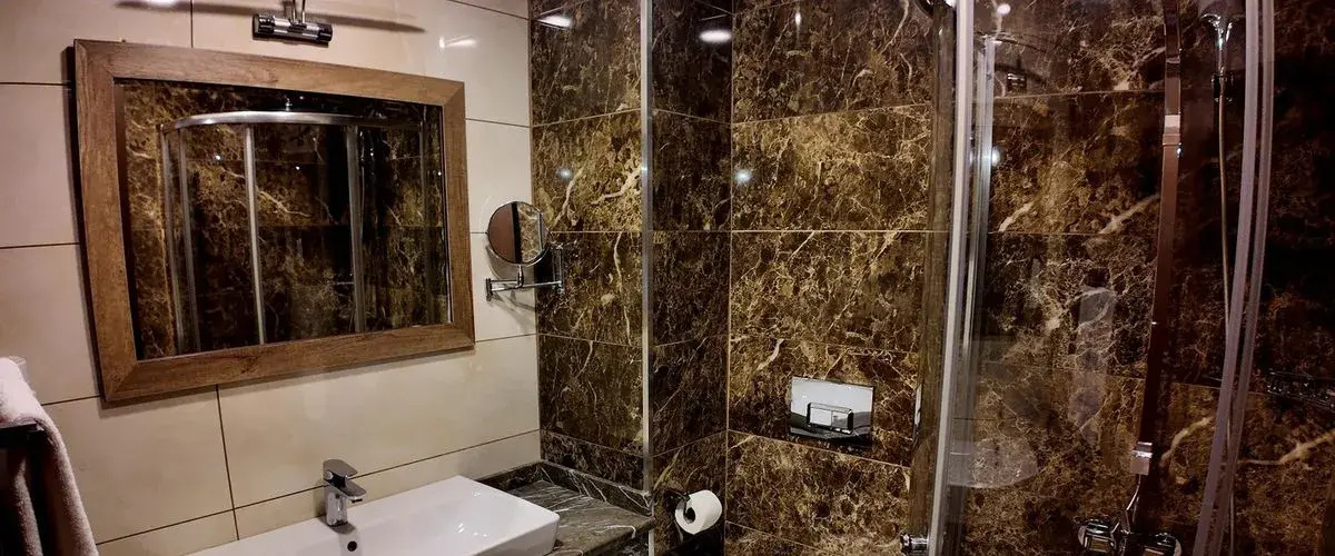 Kanyonvadi Hotel