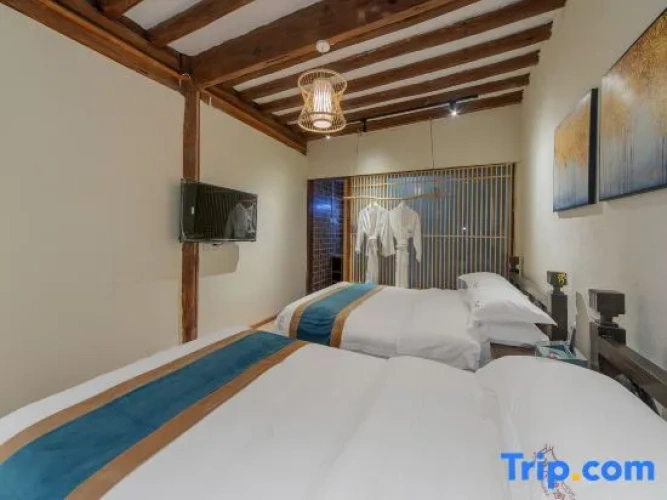 Standard Twin room with mountain view