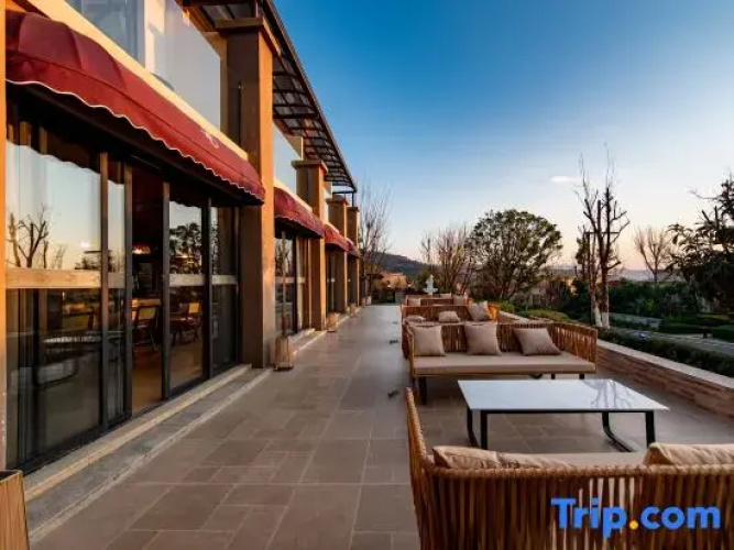 No.23 Lake View Courtyard