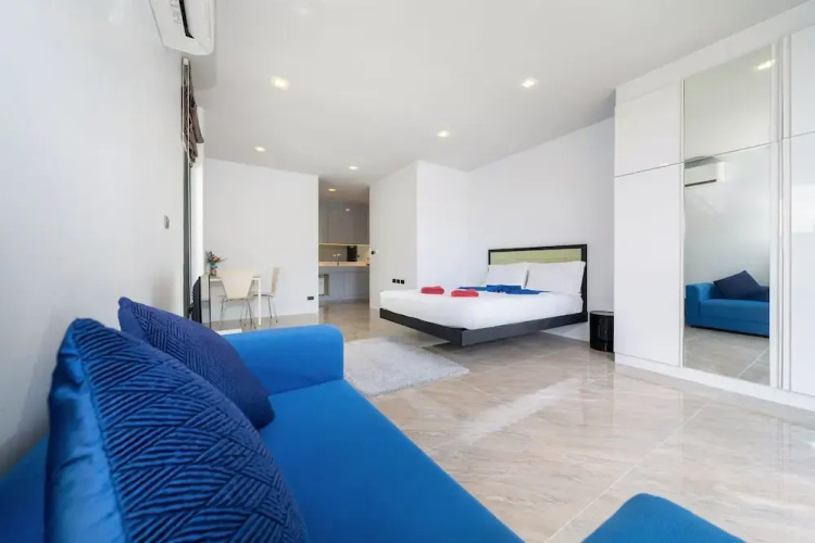 Vibrant Beach Life at Kata Villa UTK4