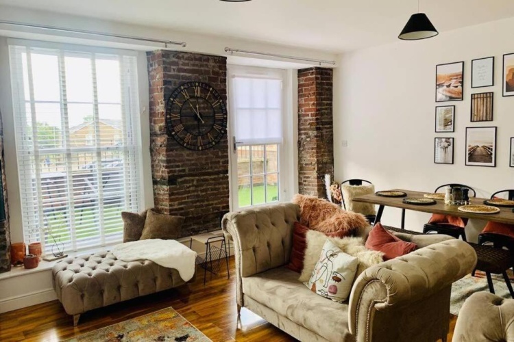 2 Bedrooms Apartment