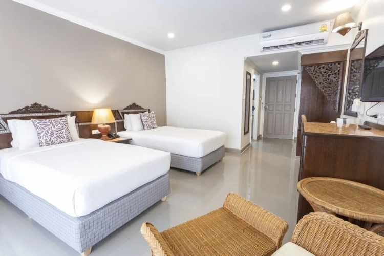 Deluxe Twin room with pool view