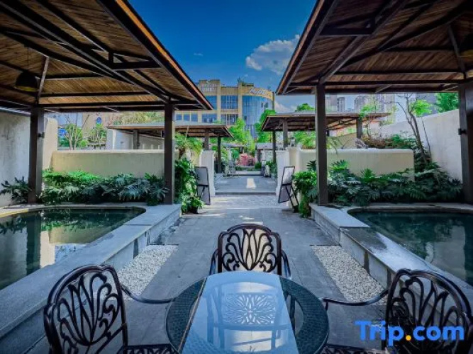 Jiulong Hot Spring Holiday Hotel
