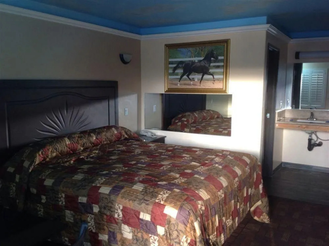 Bronco Motel