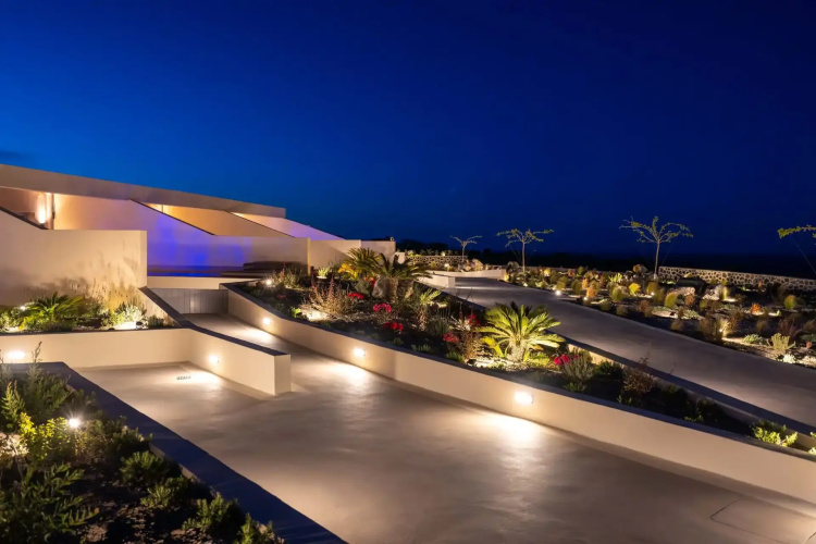Caldera Cliff Illusion Suites