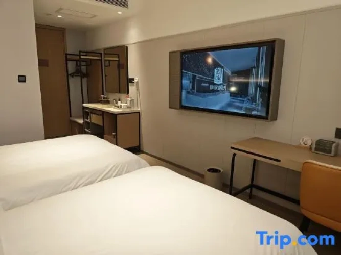 Standard Twin room with courtyard view