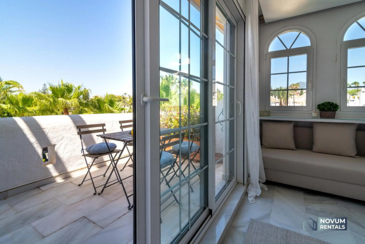 Modern 2 BDRM Apt with Sea Views and Pool