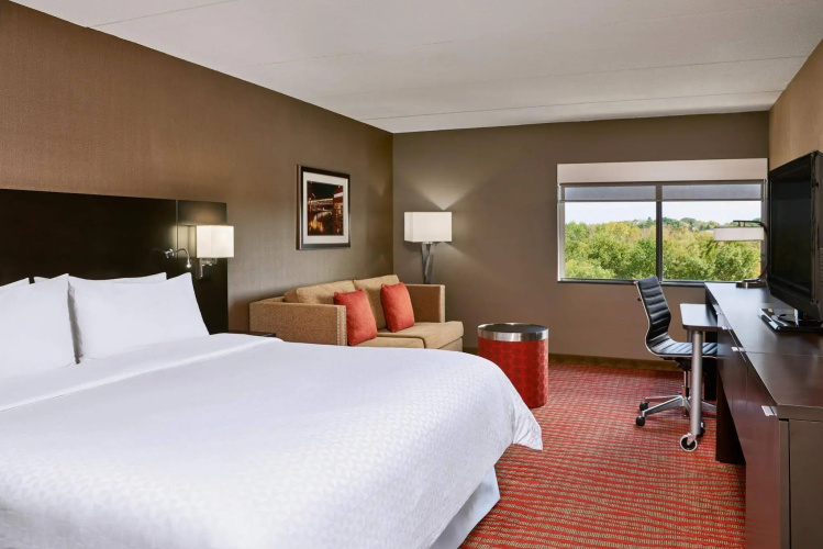 Four Points by Sheraton Milwaukee North Shore