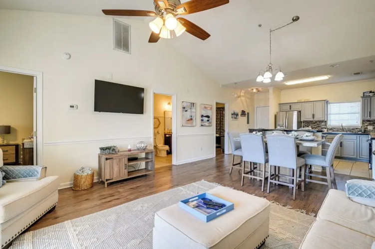Myrtle Beach Condo w/ Large Balcony & Pool Access