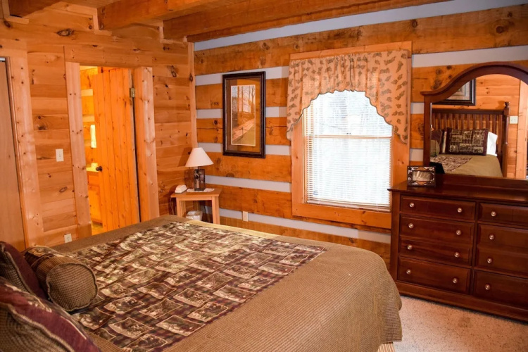 SITTING ROCK - 2 Br Cabin