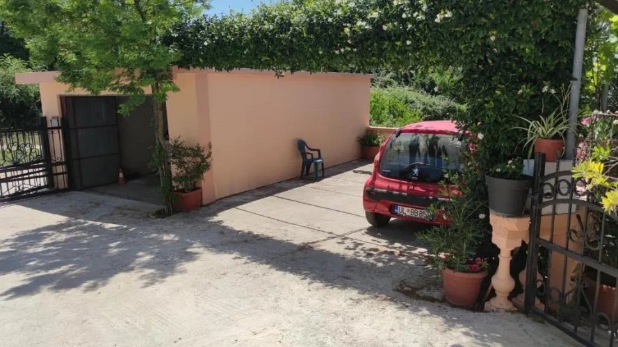 Standard Triple room with garden view