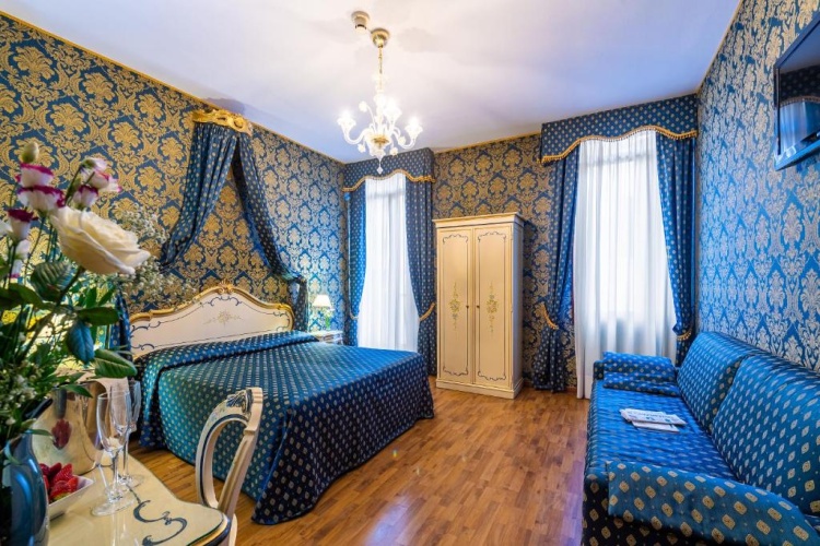Deluxe Double room with balcony and with canal view