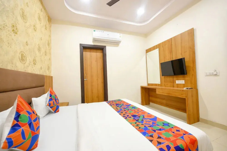 Fabhotel Golden Tree