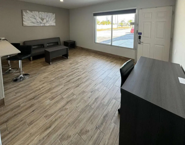 Englewood Inn & Suites