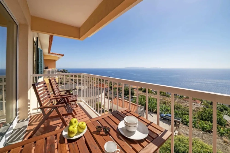 Apartment with balcony and with sea view