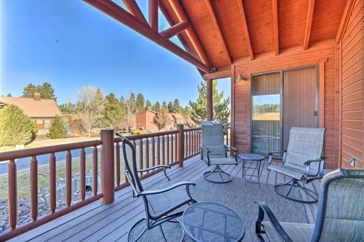 Hike & Explore: Cozy Show Low Gem w/ Fireplace!