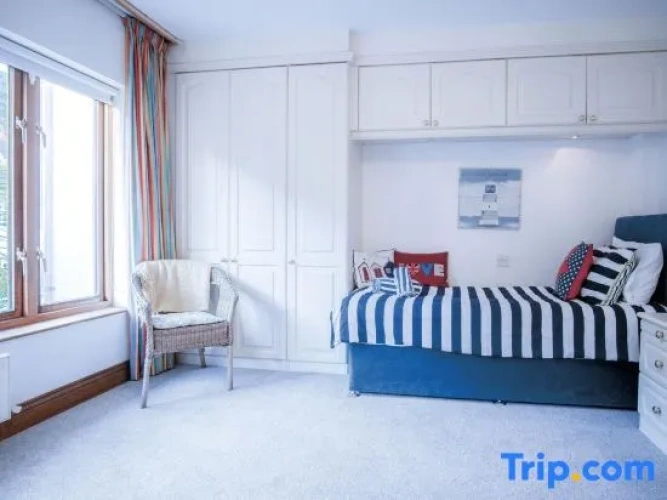 5 Bedrooms Apartment