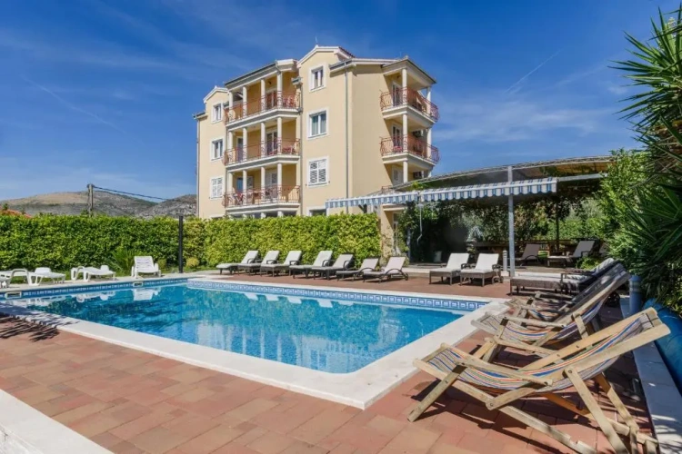 1 Bedroom Apartment with balcony